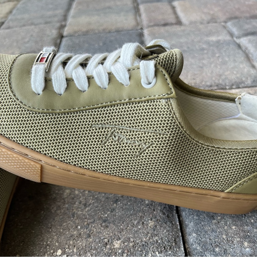 Tommy Hilfiger Sneakers 7.5 Woman's Size 7.5 New NWOB - Picture 4 of 5
